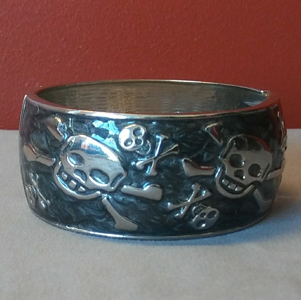 Skeleton/Pirate Black&Silver Hinged Bangle